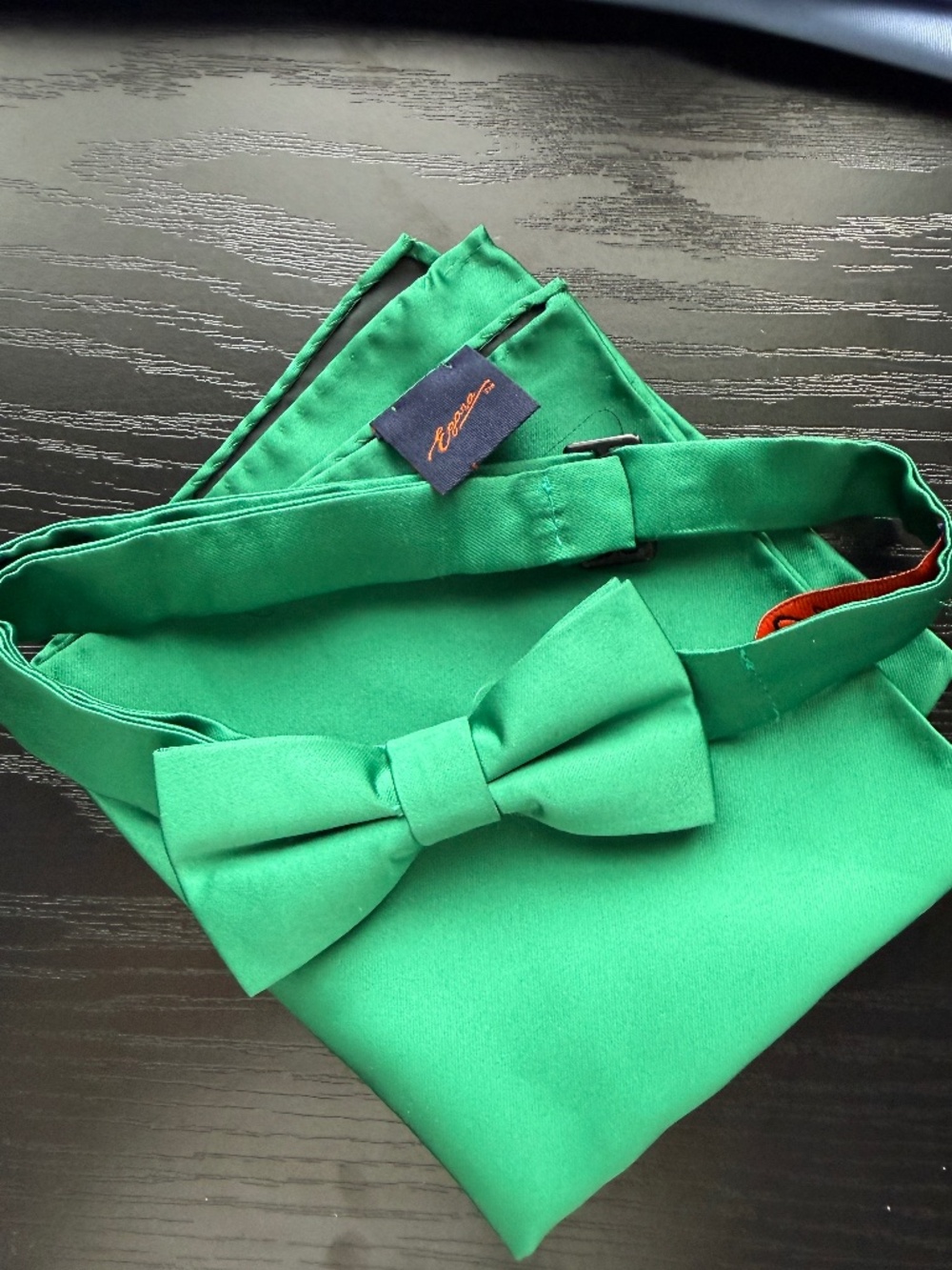 Solid Formal Pre-Tied Bow Tie & Solid Pocket Square, Emerald Green